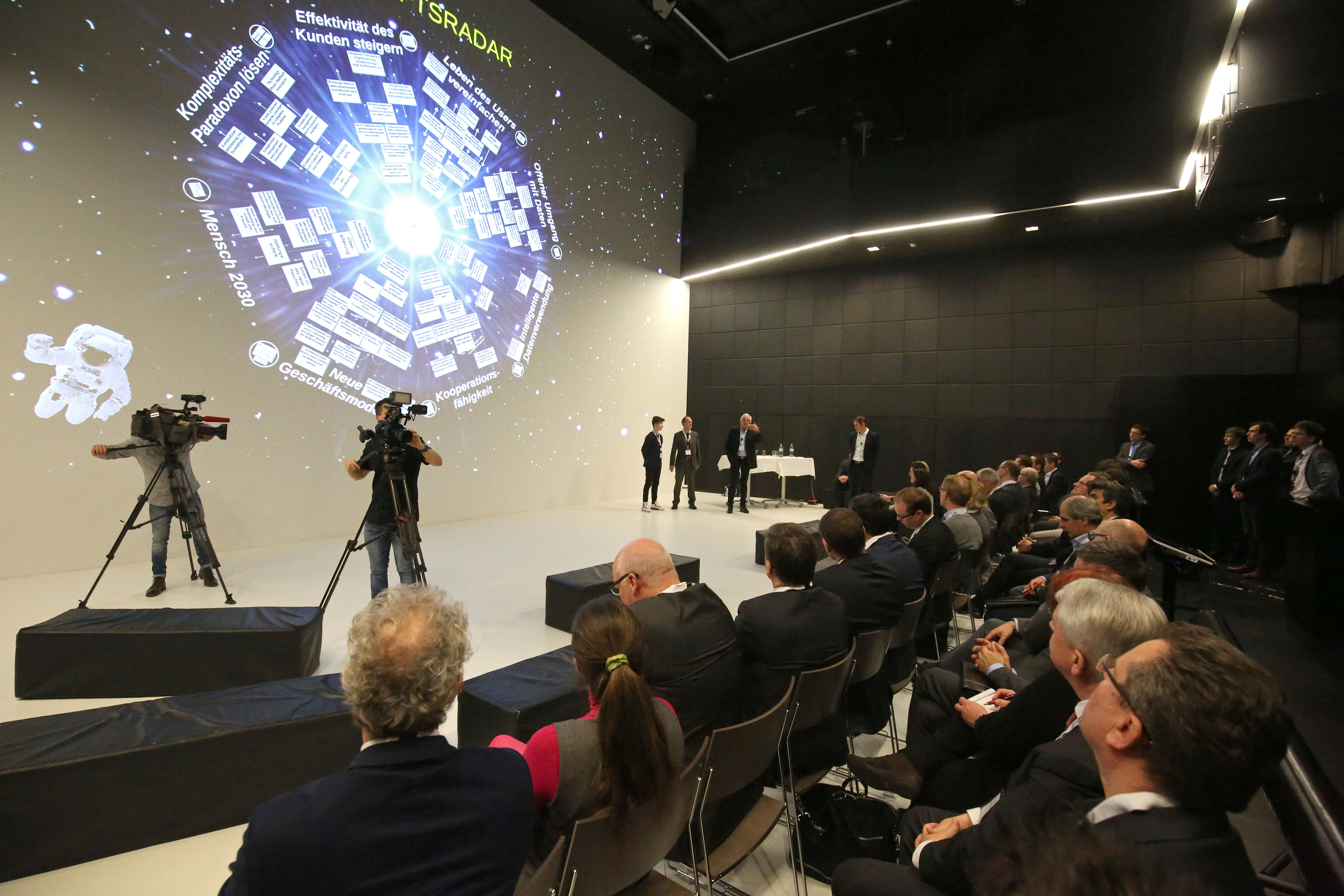 The age of swarm intelligence | LCM future study drafts business models for the year 2030