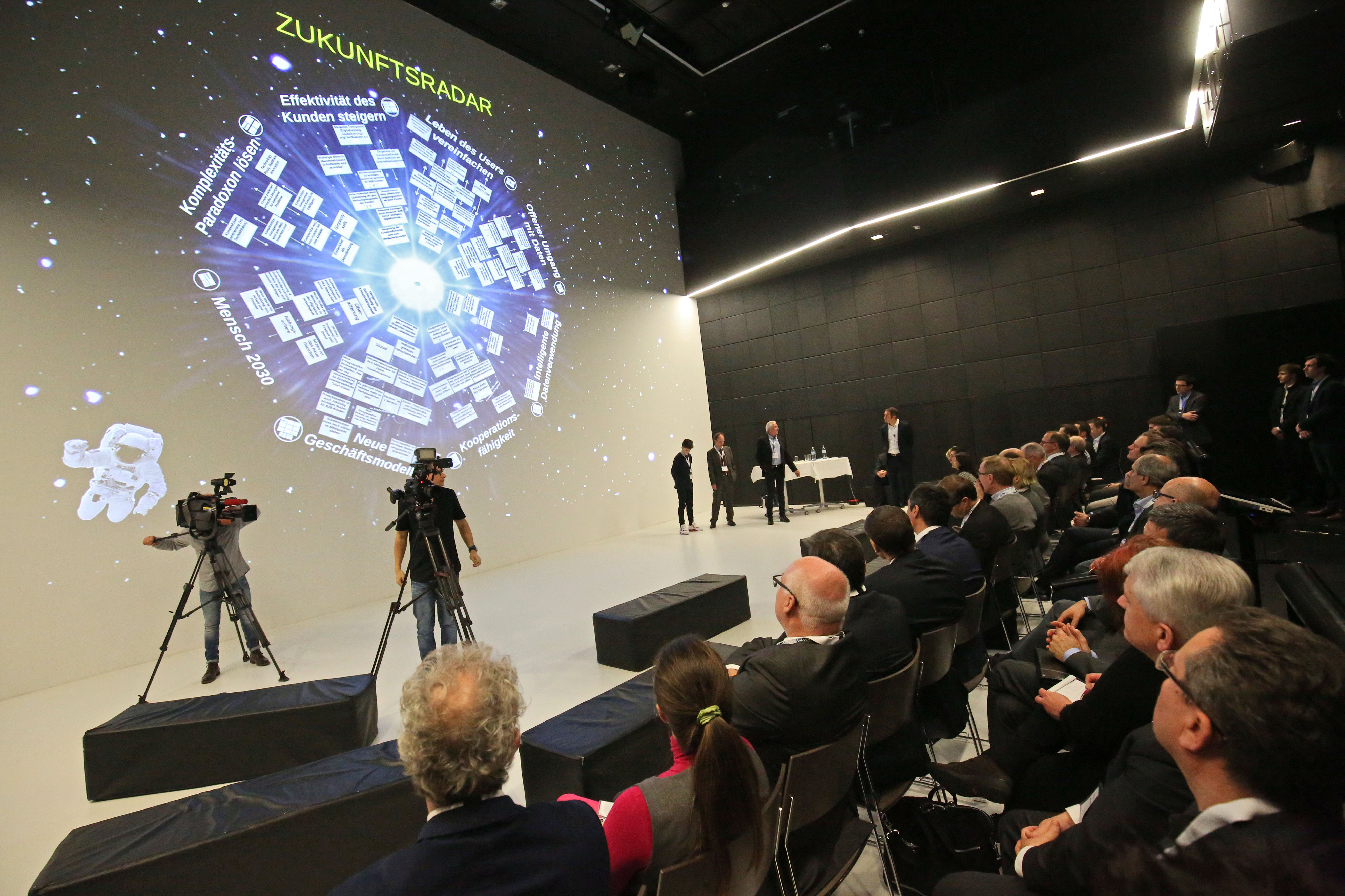 Das Zeitalter der Schwarmintelligenz | LCM-Zukunftsstudie entwirft Geschäftsmodelle des Jahres 2030