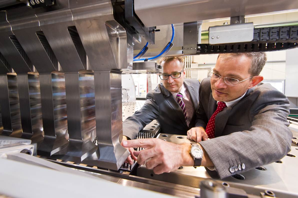 LCM and Salvagnini Develop Bending Machines Capable of Material Recognition || Production without rehearsal